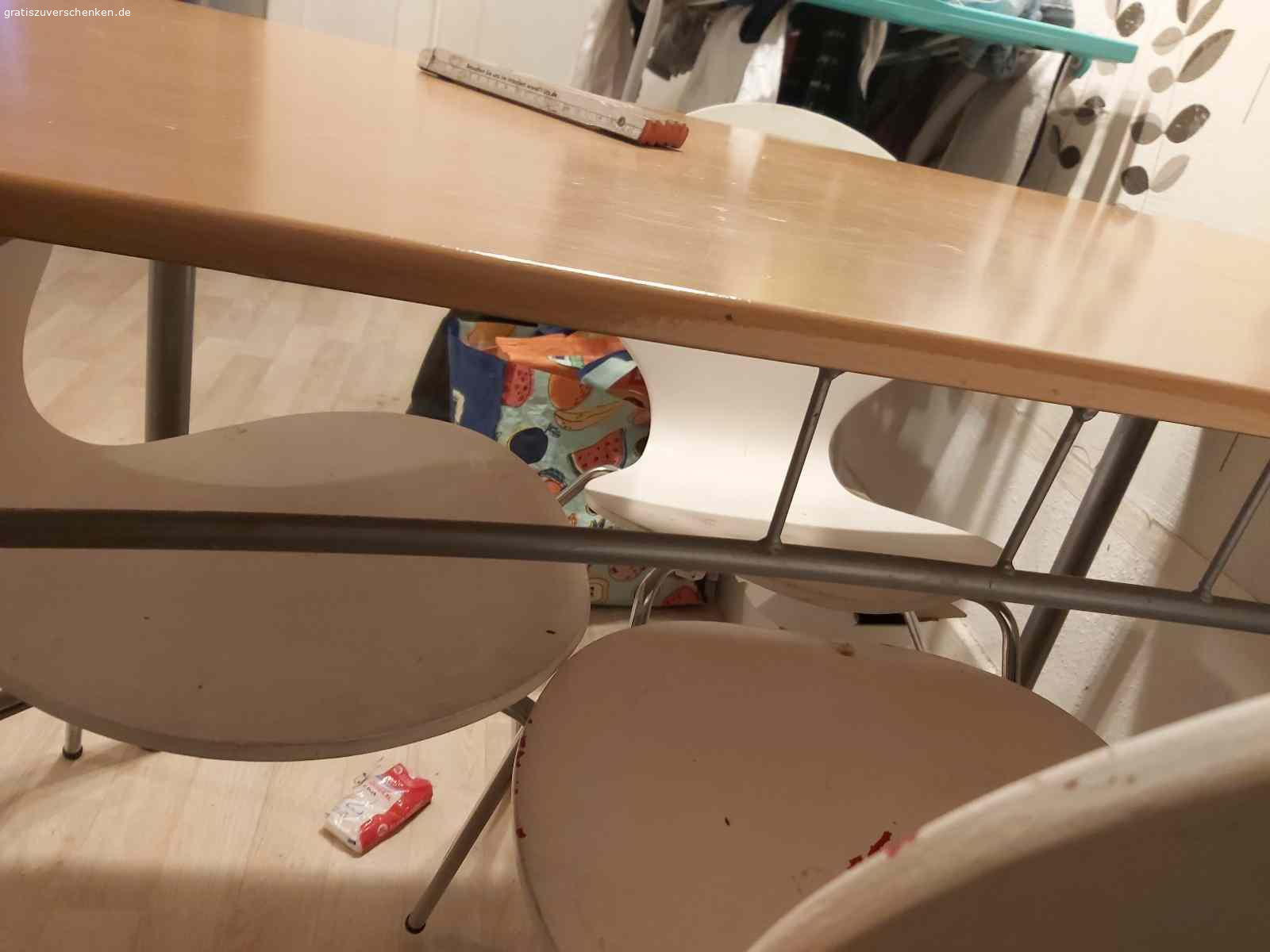 Esszimmertisch  mit Stühle. Verschenke  mein Tisch mit Stühle nur leoder sind drai Stuhle voll verbogen vielleicht bekommt das ja noch einer hin  die wie Beine wiefer gerade zu machen von den Stühlen