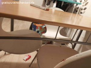 Esszimmertisch  mit Stühle. Verschenke  mein Tisch mit Stühle nur leoder sind drai Stuhle voll verbogen vielleicht bekommt das ja noch einer hin  die wie Beine wiefer gerade zu machen von den Stühlen
