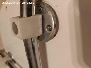 Esszimmertisch  mit Stühle. Verschenke  mein Tisch mit Stühle nur leoder sind drai Stuhle voll verbogen vielleicht bekommt das ja noch einer hin  die wie Beine wiefer gerade zu machen von den Stühlen