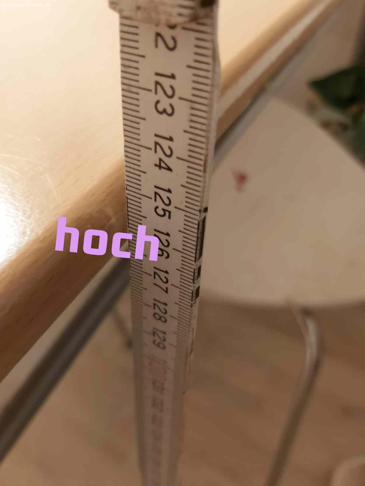 Esszimmertisch  mit Stühle. Verschenke  mein Tisch mit Stühle nur leoder sind drai Stuhle voll verbogen vielleicht bekommt das ja noch einer hin  die wie Beine wiefer gerade zu machen von den Stühlen