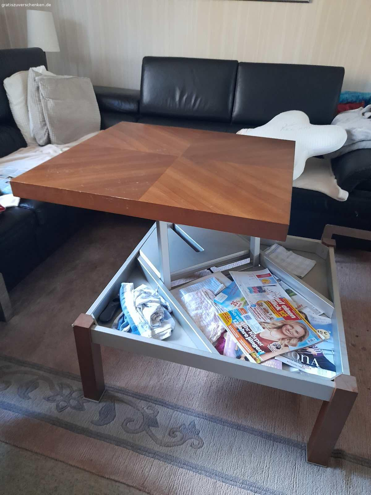 Esszimmertisch. Esszimmertisch, massiv Eiche und vier Stühle, neu gepolstert, zu verschenken.
Wohnzimmertisch, Designer-, Einzelstück zu verschenken.