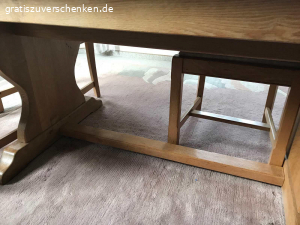 Esszimmertisch. Esszimmertisch, massiv Eiche und vier Stühle, neu gepolstert, zu verschenken.
Wohnzimmertisch, Designer-, Einzelstück zu verschenken.