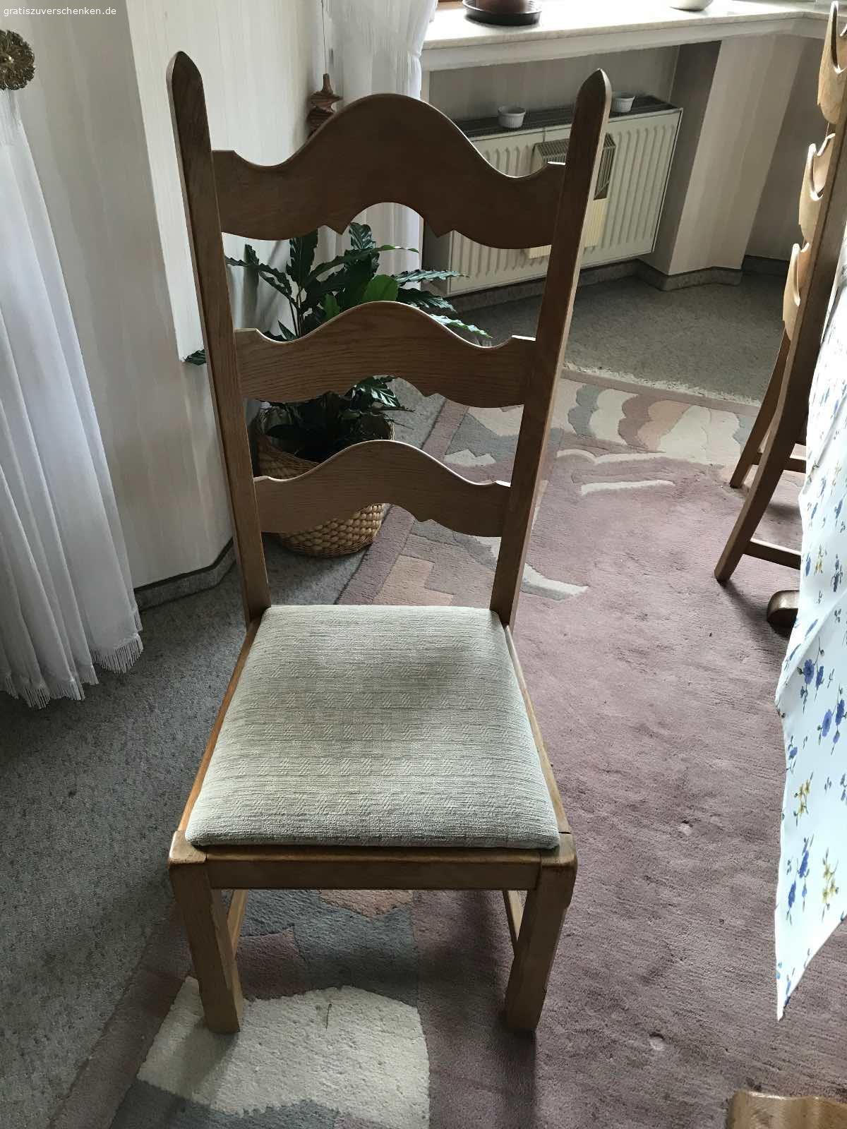 Esszimmertisch. Esszimmertisch, massiv Eiche und vier Stühle, neu gepolstert, zu verschenken.
Wohnzimmertisch, Designer-, Einzelstück zu verschenken.