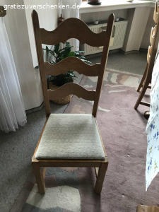 Esszimmertisch. Esszimmertisch, massiv Eiche und vier Stühle, neu gepolstert, zu verschenken.
Wohnzimmertisch, Designer-, Einzelstück zu verschenken.