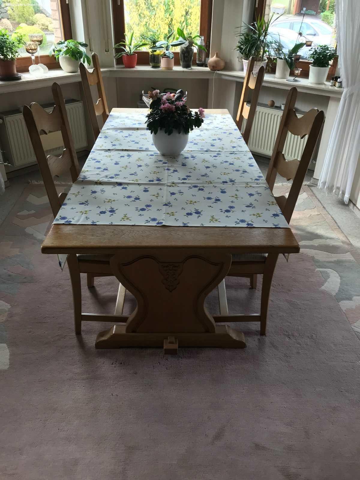 Esszimmertisch. Esszimmertisch, massiv Eiche und vier Stühle, neu gepolstert, zu verschenken.
Wohnzimmertisch, Designer-, Einzelstück zu verschenken.