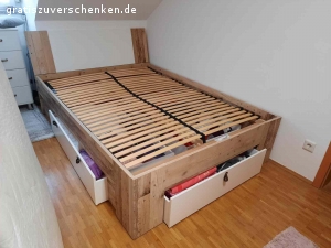 Futonbett aus Holz abzugeben. Neuwertiges Futonbett für 140 x 200 cm Matratze, mit Lattenrost, drei Bettkästen. 2 Jahre alt, sehr guter Zustand, keine Mängel. Kann sofort abgeholt werden, mit Selbstabbau. Matratze kann bei Bedarf mitgenommen werden, H2.