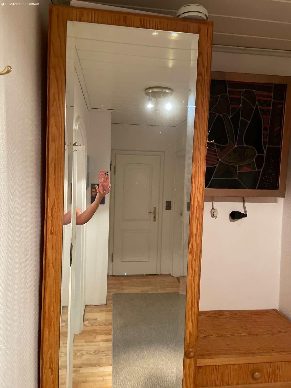 Garderobenschrank mit Spiegel plus Kommode zu verschenken. Garderobenschrank Höhe 230 cm  mit Spiegel ohne Inhalt und passende Kommode zu verschenken. NR Haushalt ohne Tiere.