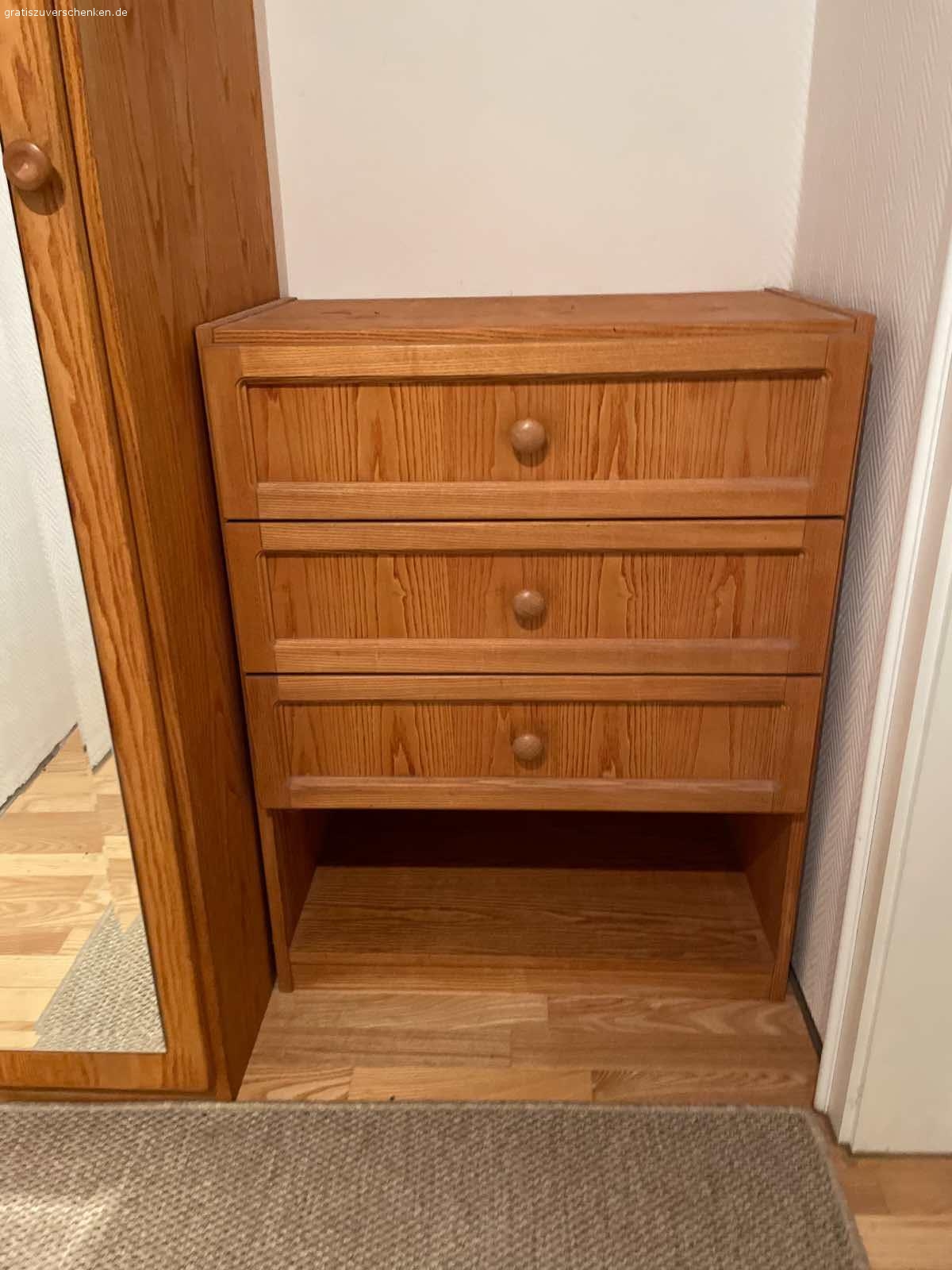 Garderobenschrank mit Spiegel plus Kommode zu verschenken. Garderobenschrank Höhe 230 cm  mit Spiegel ohne Inhalt und passende Kommode zu verschenken. NR Haushalt ohne Tiere.