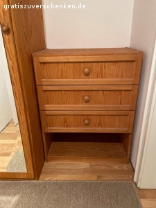 Garderobenschrank mit Spiegel plus Kommode zu verschenken. Garderobenschrank Höhe 230 cm  mit Spiegel ohne Inhalt und passende Kommode zu verschenken. NR Haushalt ohne Tiere.