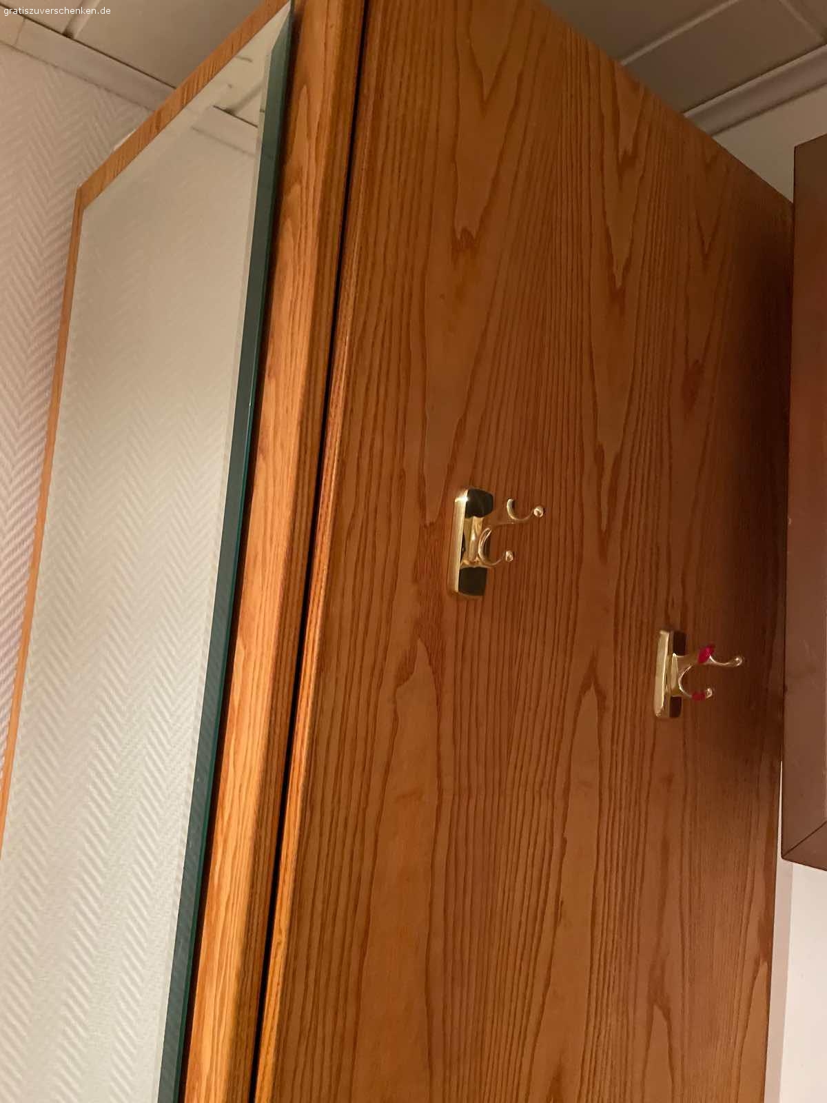 Garderobenschrank mit Spiegel plus Kommode zu verschenken. Garderobenschrank Höhe 230 cm  mit Spiegel ohne Inhalt und passende Kommode zu verschenken. NR Haushalt ohne Tiere.