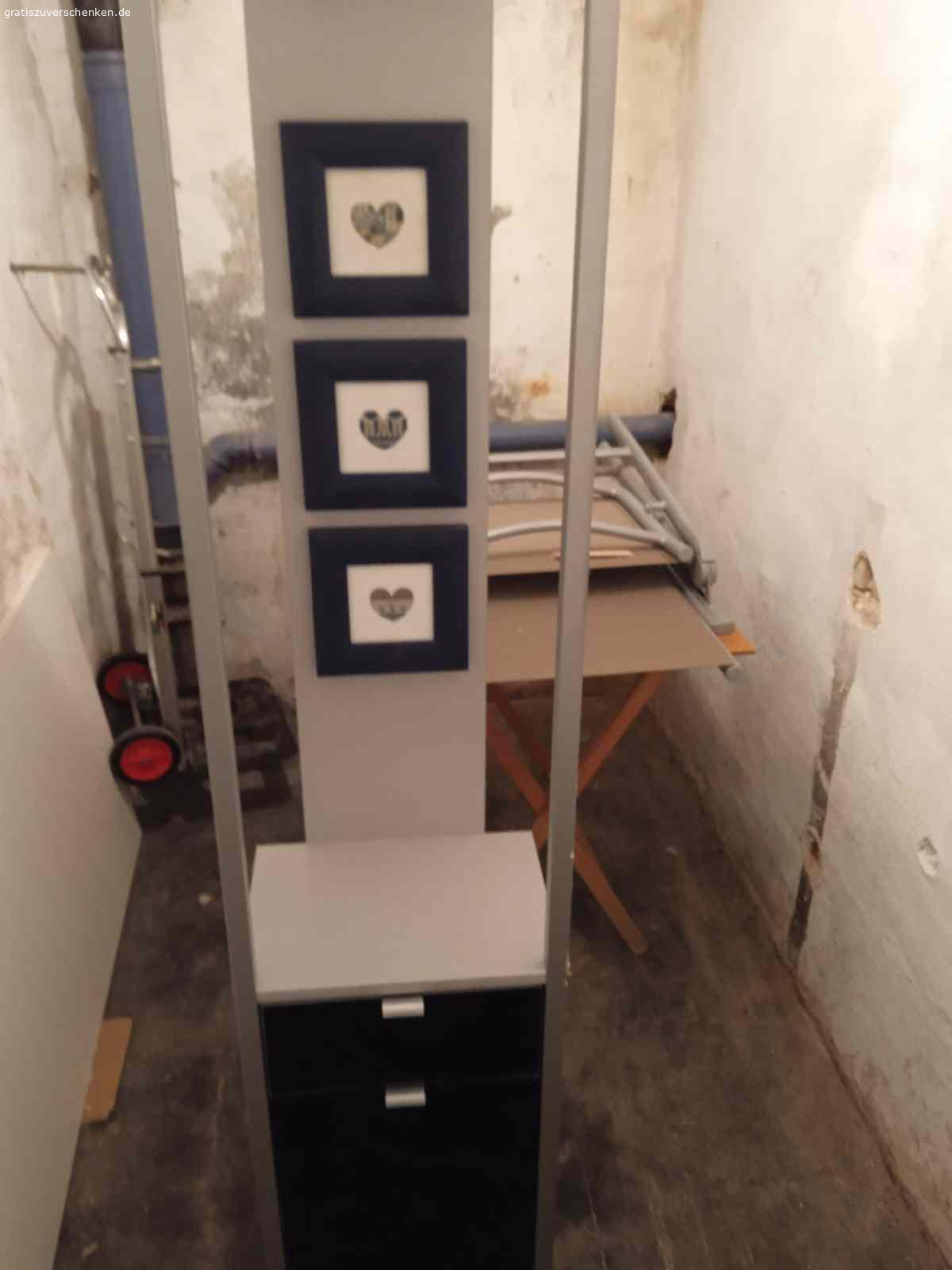 Garderobenschrank. Breite 40 cm
Höhe 200 cm
Tiefe 30 cm
Mit 2 Schubladen