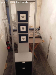 Garderobenschrank. Breite 40 cm
Höhe 200 cm
Tiefe 30 cm
Mit 2 Schubladen