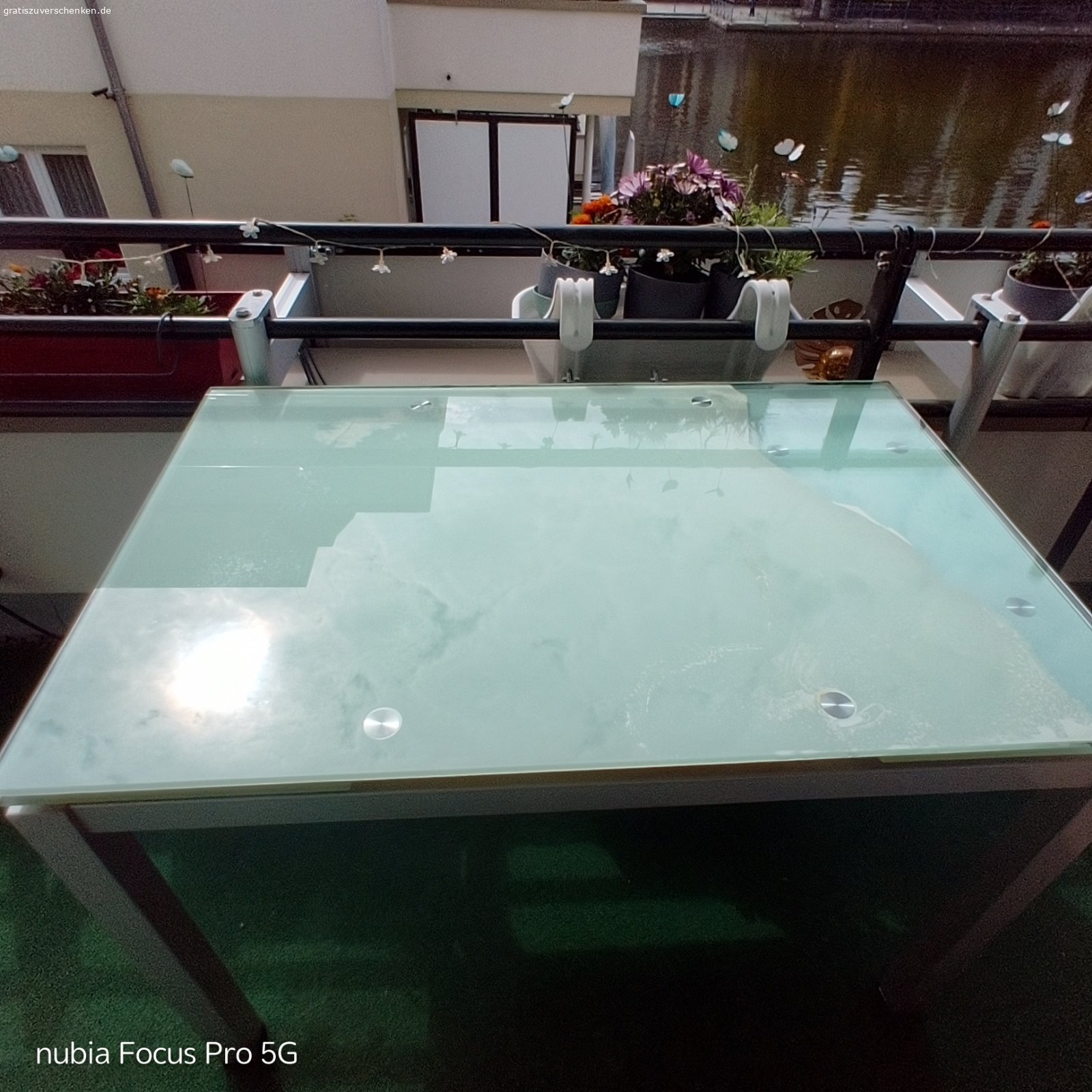 Glas Esstisch zu verschenken. Verschenken unseren beidseitig ausziehbaren Glastisch

Maße: Breite 70 cm / Länge 110 cm / Höhe 74,5 cm

Ausgezogen: Breite 70 cm / Länge 170 cm / Höhe 74,5 cm

Die Glasplatten sind auf einem Stahlgerüst aufgebaut.
Das Stahlgerüst ist Hellgrau Matt lackiert.