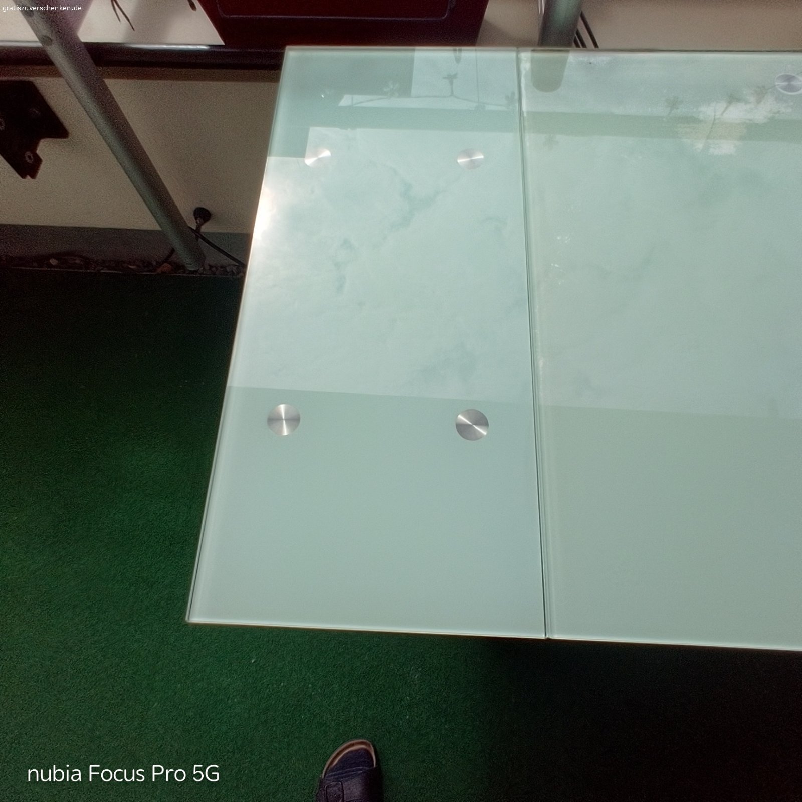 Glas Esstisch zu verschenken. Verschenken unseren beidseitig ausziehbaren Glastisch

Maße: Breite 70 cm / Länge 110 cm / Höhe 74,5 cm

Ausgezogen: Breite 70 cm / Länge 170 cm / Höhe 74,5 cm

Die Glasplatten sind auf einem Stahlgerüst aufgebaut.
Das Stahlgerüst ist Hellgrau Matt lackiert.