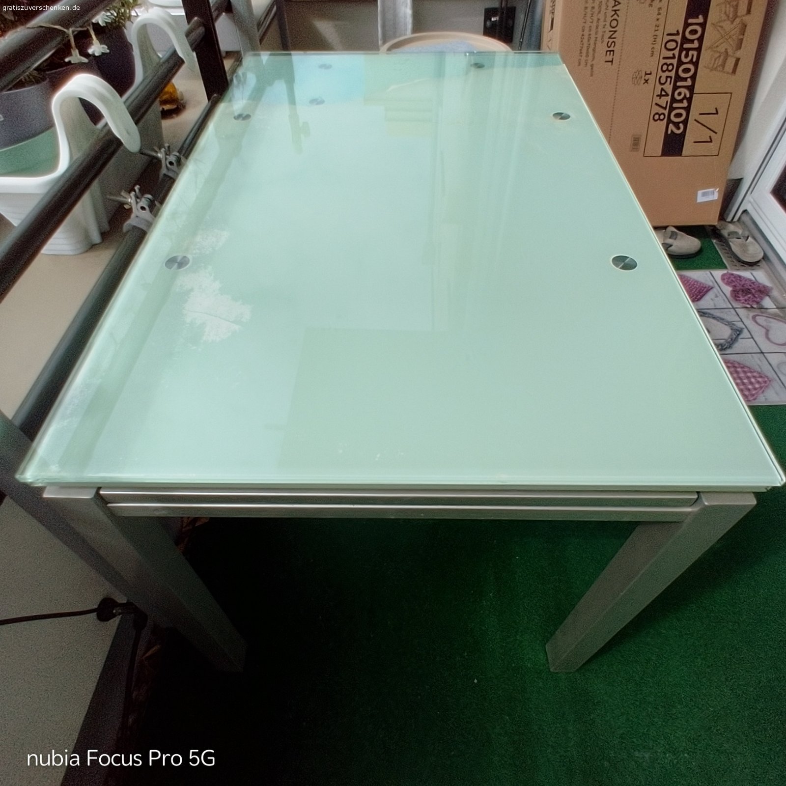 Glas Esstisch zu verschenken. Verschenken unseren beidseitig ausziehbaren Glastisch

Maße: Breite 70 cm / Länge 110 cm / Höhe 74,5 cm

Ausgezogen: Breite 70 cm / Länge 170 cm / Höhe 74,5 cm

Die Glasplatten sind auf einem Stahlgerüst aufgebaut.
Das Stahlgerüst ist Hellgrau Matt lackiert.