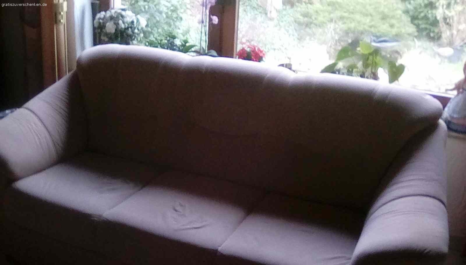 Gleichfarbige  Couchgarnitur 3-teilig, gebraucht. Noch gut erhalten 3-teilige Couchgarniur, beige kostenlos an Selbstabholer abzugeben