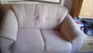 Gleichfarbige  Couchgarnitur 3-teilig, gebraucht. Noch gut erhalten 3-teilige Couchgarniur, beige kostenlos an Selbstabholer abzugeben