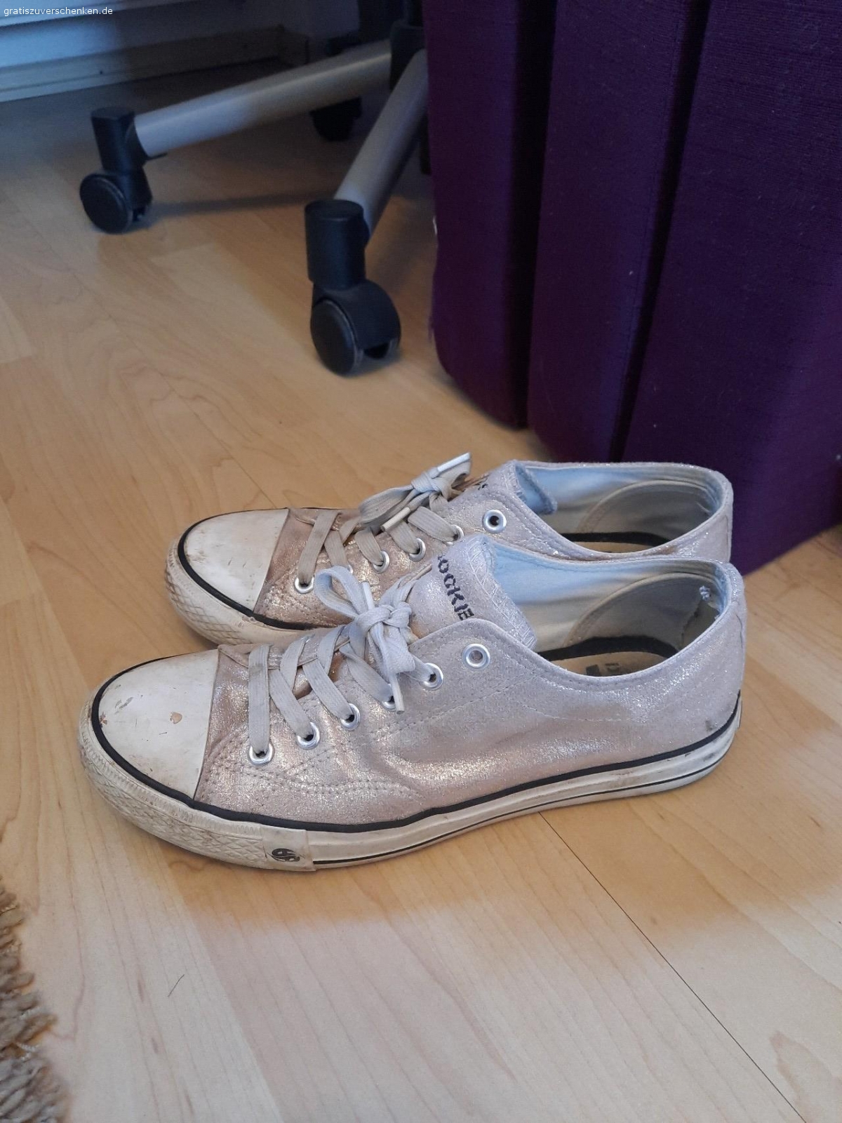 Glitzer Schuhe. An der hacke innen ist der Stoff bisschen kaputt
