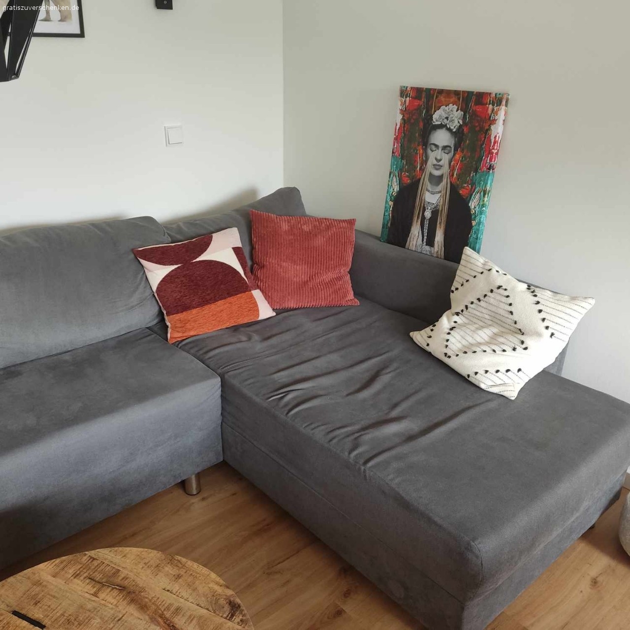 Graue Couch zu verschenken. Graue, ausziehbare Eckcouch mit Schlaffunktion und integriertem Bettkasten
Die Couch befindet sich im 2. OG ohne Aufzug. Sie besteht aus zwei zusammengesetzten Teilen, die in wenigen Sekunden auf und abgebaut werden können.

ab SOFORT abholbereit