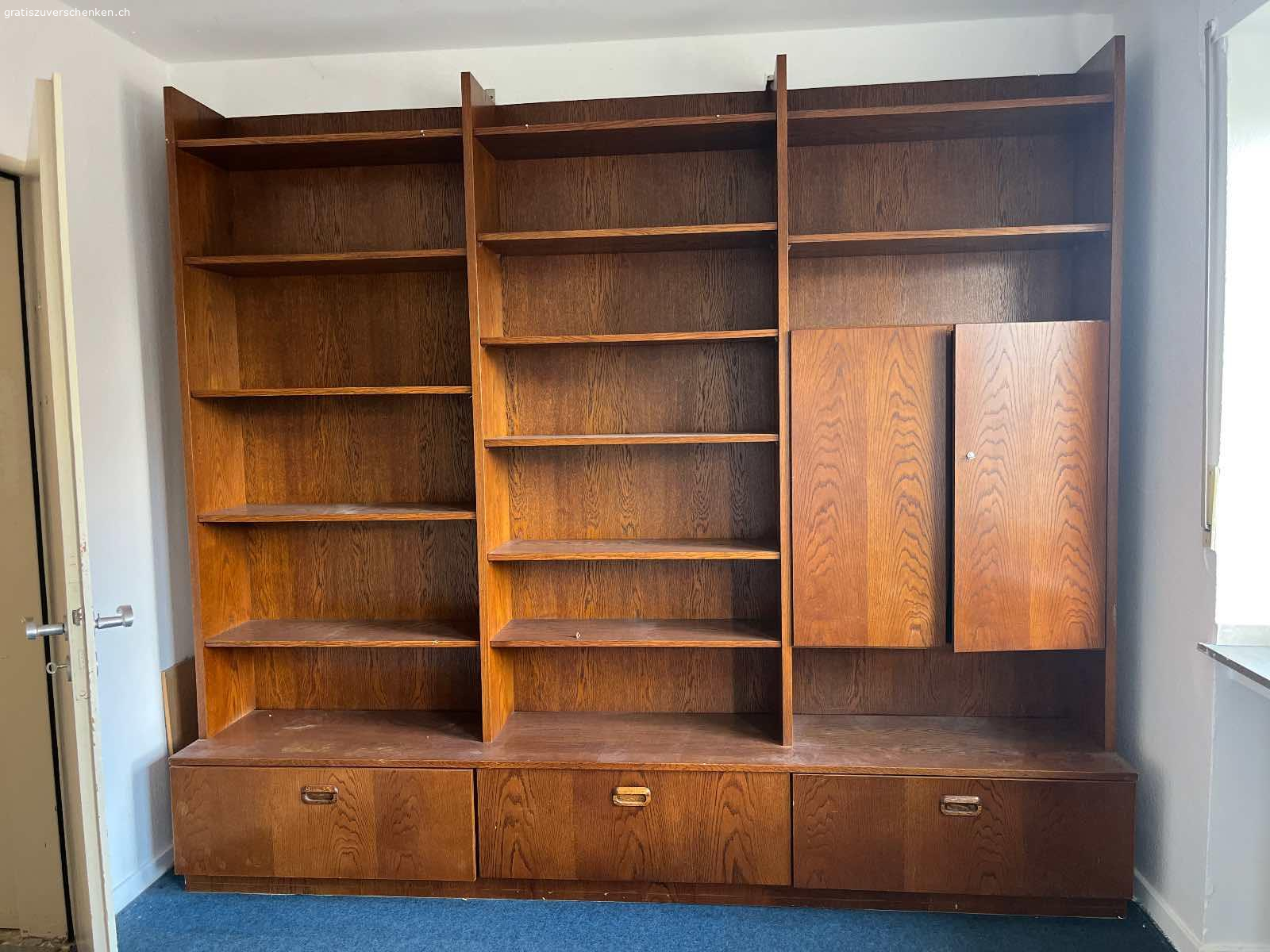 großer Büro Schrank. Hallo zusammen 
Wir bieten hier einen großen Büroschrank aus Echtholz an
2,66 B 
2,33 H
0,46 m T ( unten an den Schubladen gemessen)