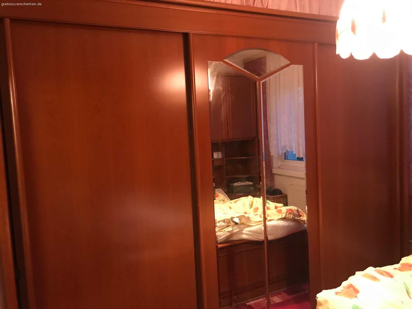 Haushaltsauflösung. Haushaltsauflösung am 17.9.22 ab 11:00 in Leipzig Großzschocher. 
Alles zu verschenken. Möbel, Geschirr, Textilien etc. Alles in gutem Zustand, aber schon etwas älter.