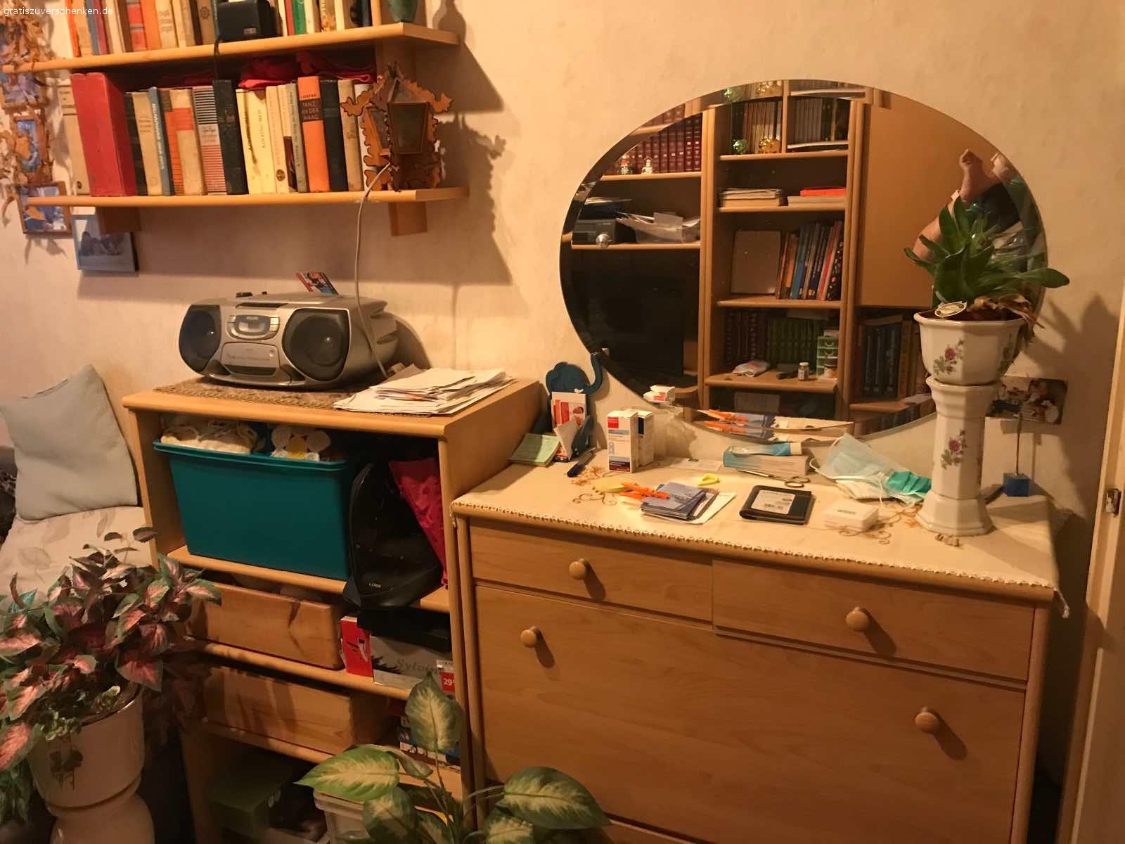 Haushaltsauflösung. Haushaltsauflösung am 17.9.22 ab 11:00 in Leipzig Großzschocher. 
Alles zu verschenken. Möbel, Geschirr, Textilien etc. Alles in gutem Zustand, aber schon etwas älter.