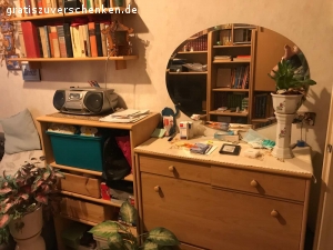 Haushaltsauflösung. Haushaltsauflösung am 17.9.22 ab 11:00 in Leipzig Großzschocher. 
Alles zu verschenken. Möbel, Geschirr, Textilien etc. Alles in gutem Zustand, aber schon etwas älter.