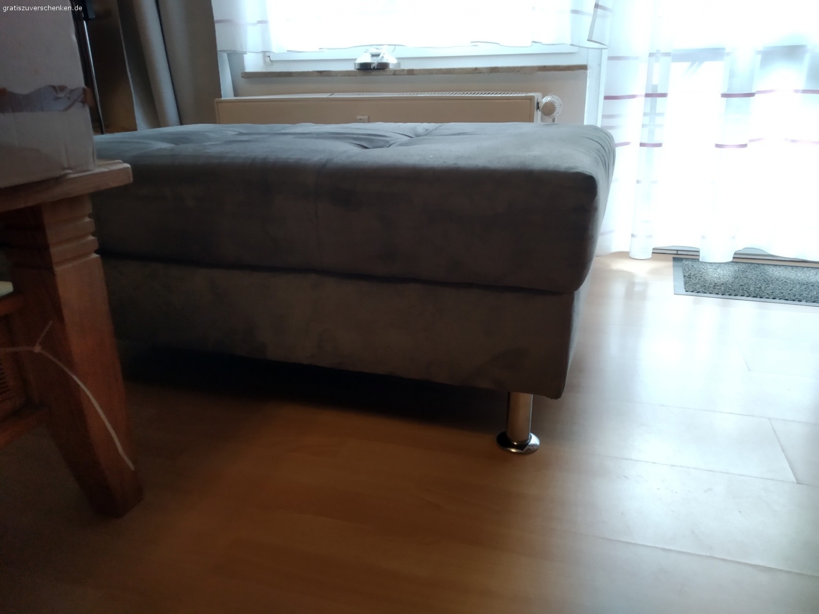 Hocker in grau Möbel Gratis zu verschenken