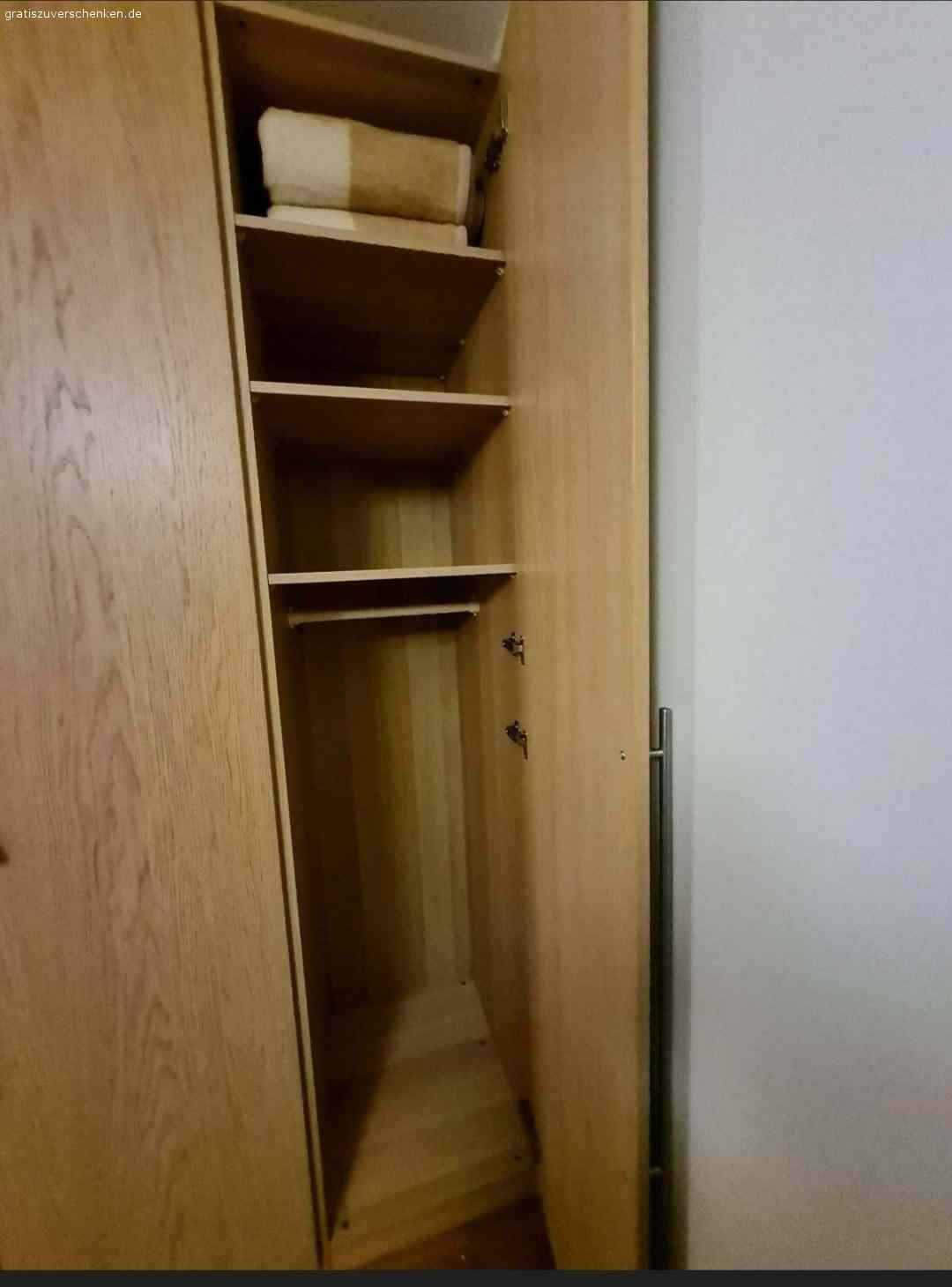 Ikea Pax Kleiderschrank. Ikea Pax Eichennef Wlass Kleiderschrank zum verschenken. 6 türig sehr geräumig. Fast Neu keine gebrauchsspuren. Muss zum 28.01.2022 raus !!!! 
SELBSTABHOLER