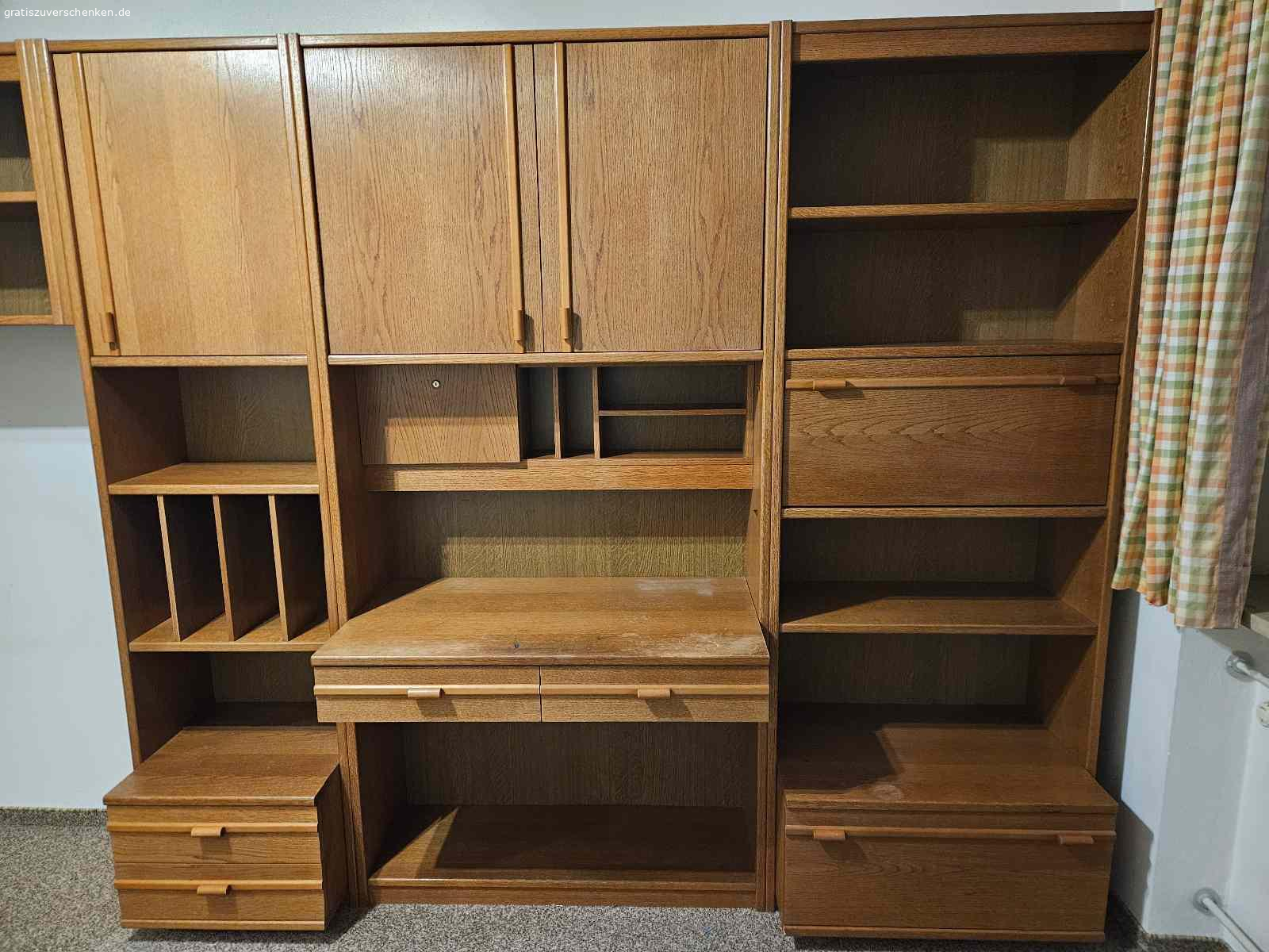 Jugendzimmer. Jugendzimmermöbel, Eiche Furnier, Farbton P38,
günstig abzugeben.
Schreibtischschrank 100cm
Regalschrank mit Svhublade und Klappe, 80cm
Regalschrank mit Tür, 2 Svhubladen und Fächer 50cm
Bettüberbau mit 2 Türen und 2 offenen Regalen 200cm
Bettkasten 100cm

Zimmereinrichtung steht in Berchtesgaden/Oberau