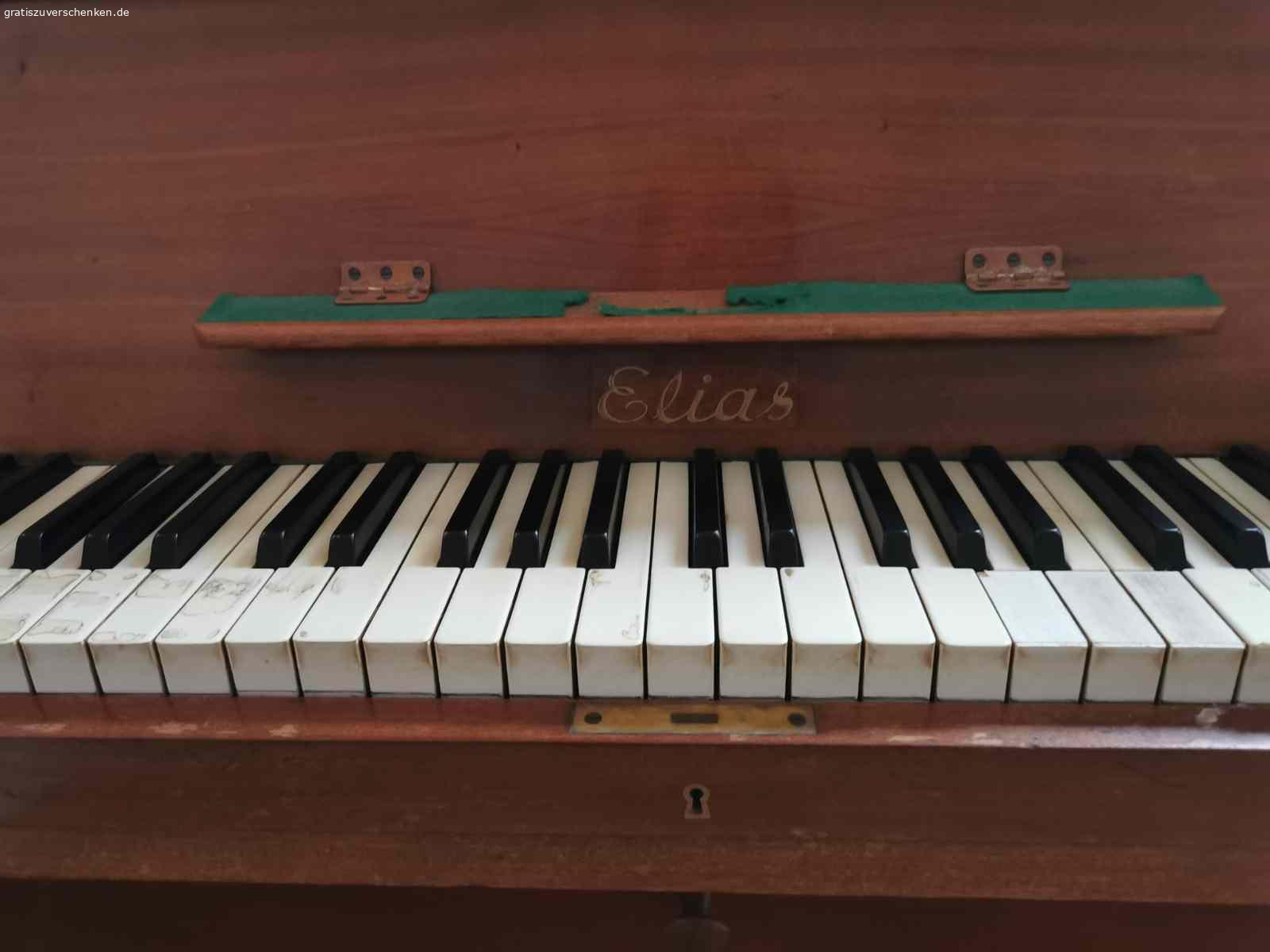 Klavier zu verschenken. voll funktionstüchtiges Klavier von Elias/ Stuttgart mit deutlichen Gebrauchsspuren zum Selbstabholen, Höhe nur 100 cm, es ist ein sogenannten Klaviano
