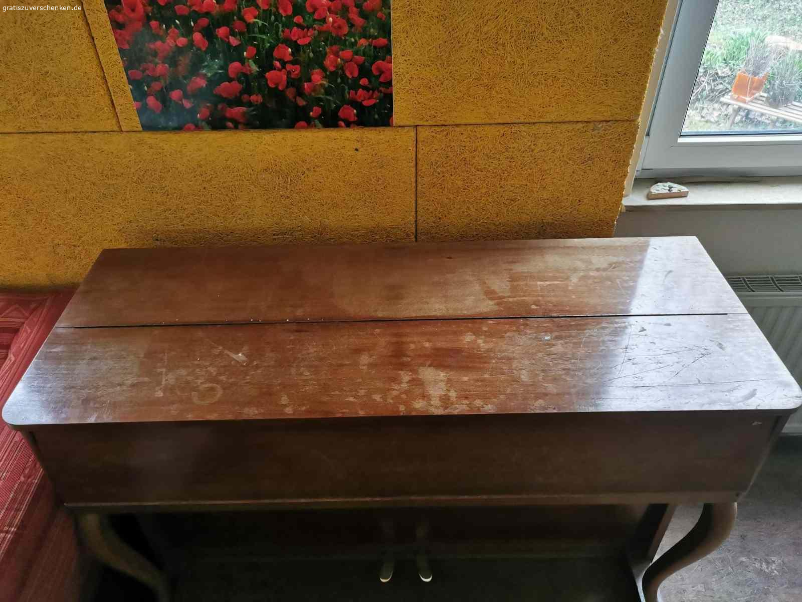 Klavier zu verschenken. voll funktionstüchtiges Klavier von Elias/ Stuttgart mit deutlichen Gebrauchsspuren zum Selbstabholen, Höhe nur 100 cm, es ist ein sogenannten Klaviano