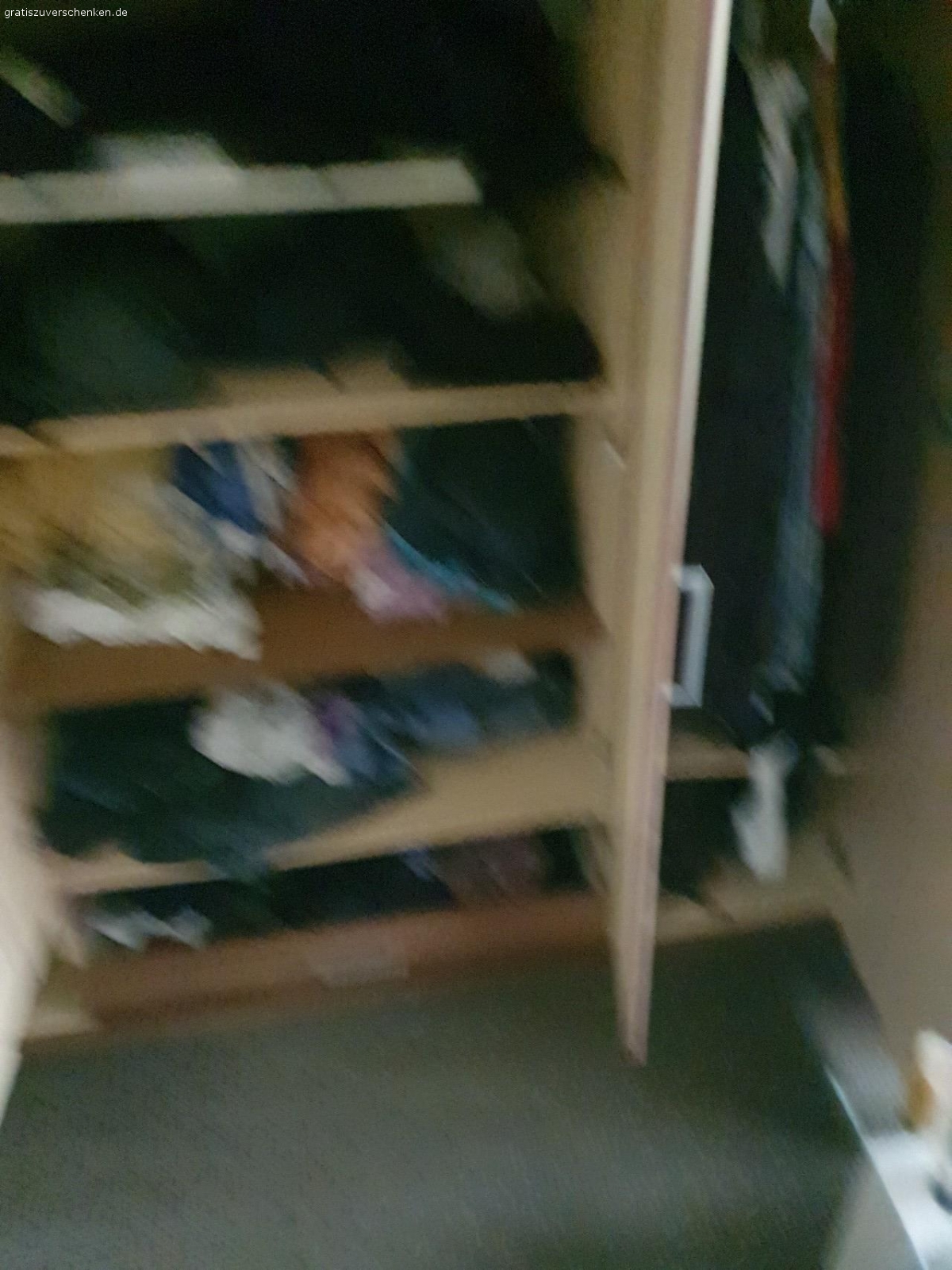 Kleiderschrank zu verscheken. Bis auf die Klamotten die da drin sind ist alles zu verschenken, das ausziehfach unten, habe ich noch habe ich aber abgemacht da ich es so bequemer finde. Nur Selbstabholer, und ich wohne im erdgeschoss