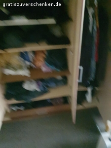 Kleiderschrank zu verscheken. Bis auf die Klamotten die da drin sind ist alles zu verschenken, das ausziehfach unten, habe ich noch habe ich aber abgemacht da ich es so bequemer finde. Nur Selbstabholer, und ich wohne im erdgeschoss