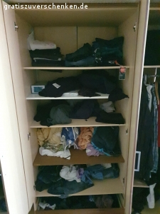 Kleiderschrank zu verscheken. Bis auf die Klamotten die da drin sind ist alles zu verschenken, das ausziehfach unten, habe ich noch habe ich aber abgemacht da ich es so bequemer finde. Nur Selbstabholer, und ich wohne im erdgeschoss