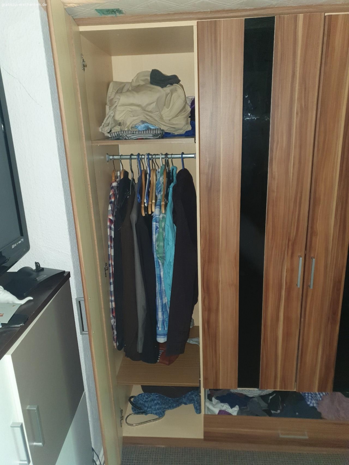 Kleiderschrank zu verscheken Möbel Gratis zu verschenken