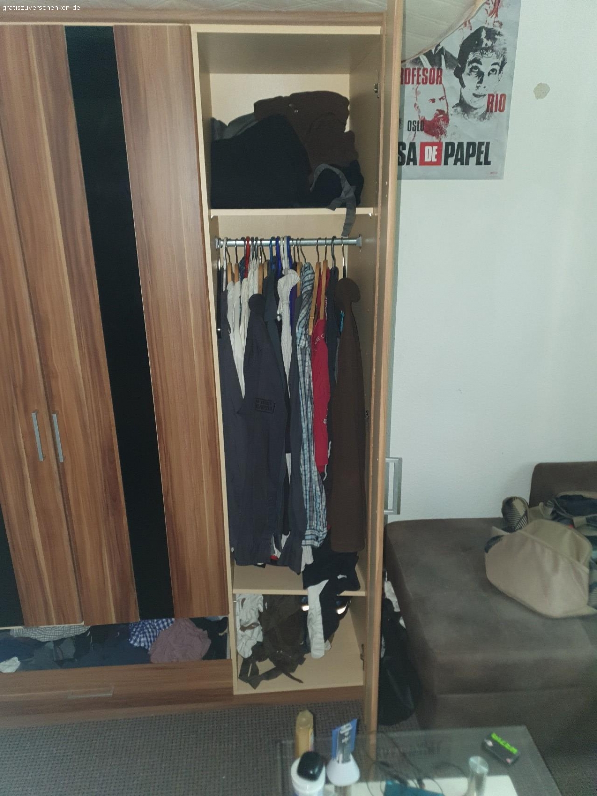 Kleiderschrank zu verscheken Möbel Gratis zu verschenken