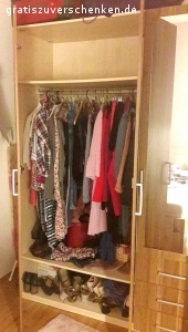 Kleiderschrank zu verschenken. Drehtürenkleiderschrank, B250/H216/T60 cm, Mittelteil mit Spiegel, drei Schubladen, 3 Böden. Außenteile mit je 2 Böden und einer Kleiderstange. Einwandfreier Zustand, keine Mängel. Kann sofort abgeholt werden, wird noch zum Teil abgebaut, ansonsten mit Selbstabbau.