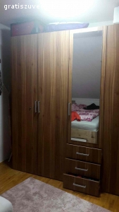 Kleiderschrank zu verschenken. Drehtürenkleiderschrank, B250/H216/T60 cm, Mittelteil mit Spiegel, drei Schubladen, 3 Böden. Außenteile mit je 2 Böden und einer Kleiderstange. Einwandfreier Zustand, keine Mängel. Kann sofort abgeholt werden, wird noch zum Teil abgebaut, ansonsten mit Selbstabbau.