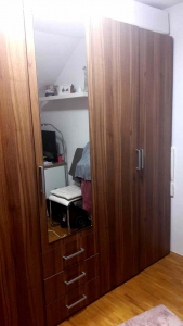 Kleiderschrank zu verschenken. Drehtürenkleiderschrank, B250/H216/T60 cm, Mittelteil mit Spiegel, drei Schubladen, 3 Böden. Außenteile mit je 2 Böden und einer Kleiderstange. Einwandfreier Zustand, keine Mängel. Kann sofort abgeholt werden, wird noch zum Teil abgebaut, ansonsten mit Selbstabbau.