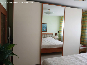 Kleiderschrank. Verschenke einen  3-teiligen Kleiderschrank mit 
Schiebetüren und einen Spiegel , sehr guter Zustand.
3m lang , 2,40m hoch