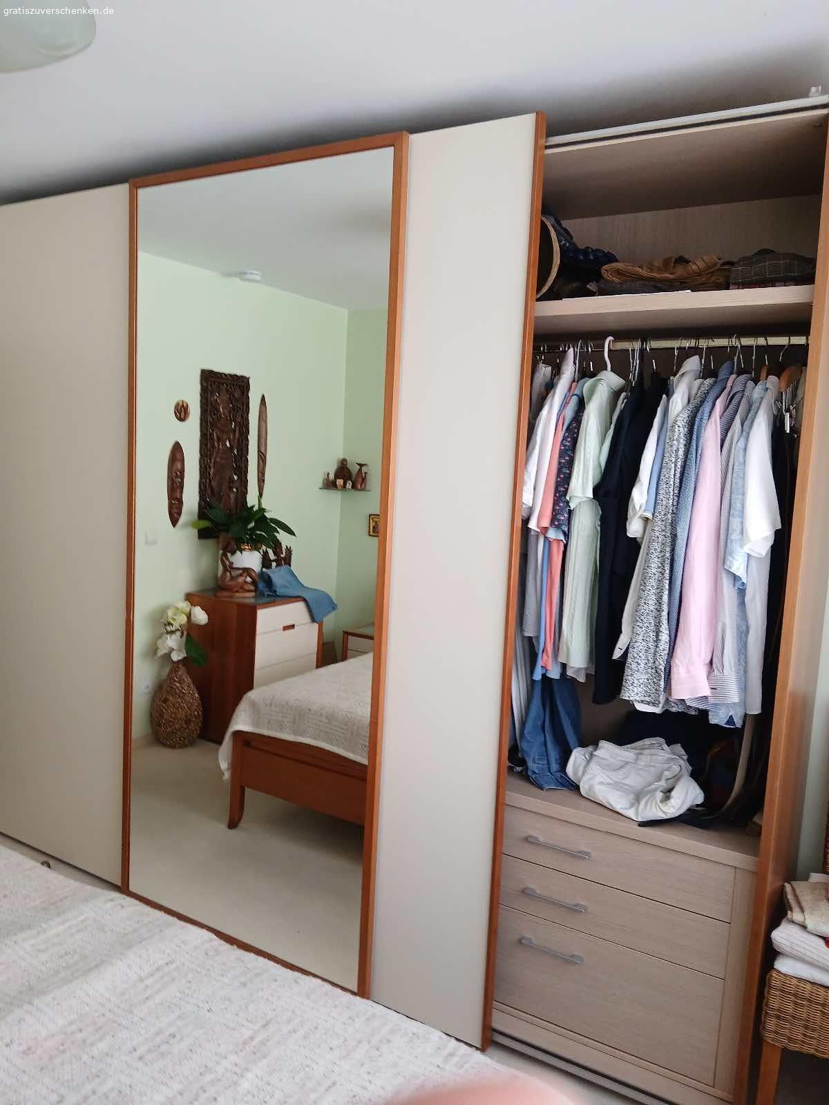 Kleiderschrank. Verschenke einen  3-teiligen Kleiderschrank mit 
Schiebetüren und einen Spiegel , sehr guter Zustand.
3m lang , 2,40m hoch