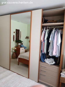 Kleiderschrank. Verschenke einen  3-teiligen Kleiderschrank mit 
Schiebetüren und einen Spiegel , sehr guter Zustand.
3m lang , 2,40m hoch