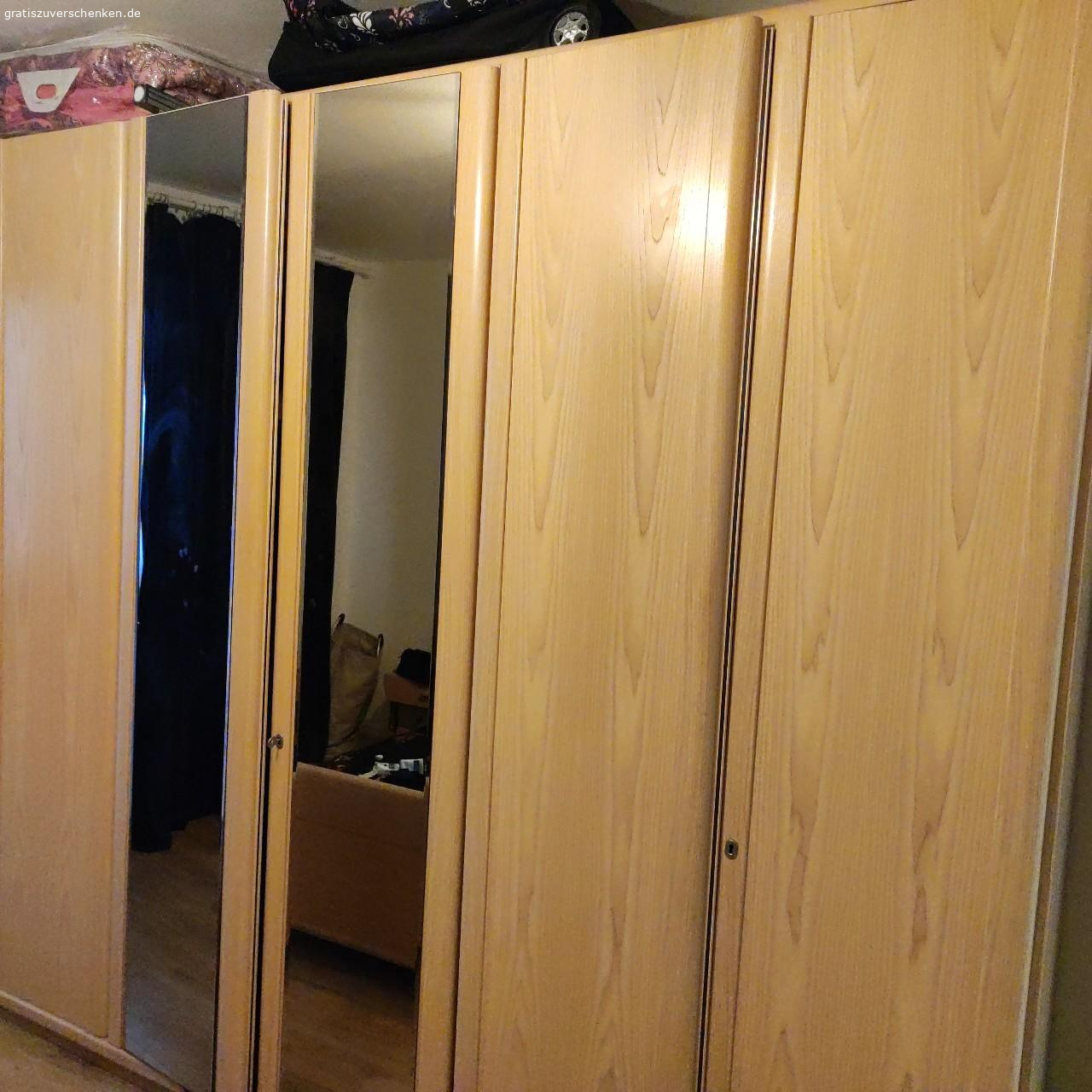 Kleiderschrank. Hallo,

ich biete hier meinen Kleiderschrank B 300cm x Tief 65cm x H250cm mit gutem Zustand an .

Mittelkorpus besteht aus 6 Türen zwei davon spiegelTeilen und für längere Kleidung.

WhatsApp

selbst abholen in Hamburg Bramfeld und abbauen.