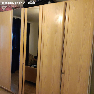 Kleiderschrank. Hallo,

ich biete hier meinen Kleiderschrank B 300cm x Tief 65cm x H250cm mit gutem Zustand an .

Mittelkorpus besteht aus 6 Türen zwei davon spiegelTeilen und für längere Kleidung.

WhatsApp

selbst abholen in Hamburg Bramfeld und abbauen.
