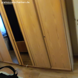 Kleiderschrank. Hallo,

ich biete hier meinen Kleiderschrank B 300cm x Tief 65cm x H250cm mit gutem Zustand an .

Mittelkorpus besteht aus 6 Türen zwei davon spiegelTeilen und für längere Kleidung.

WhatsApp

selbst abholen in Hamburg Bramfeld und abbauen.
