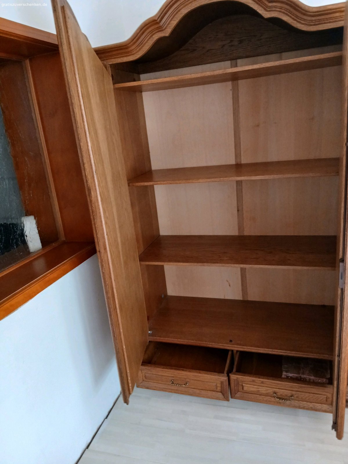 Kleiderschrank. Kleiderschrank zum Verschenken
Maße Höhe 2,00 m Tiefe 0,50m Breite1,15 m