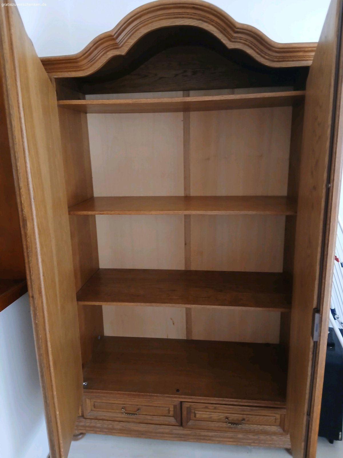Kleiderschrank. Kleiderschrank zum Verschenken
Maße Höhe 2,00 m Tiefe 0,50m Breite1,15 m