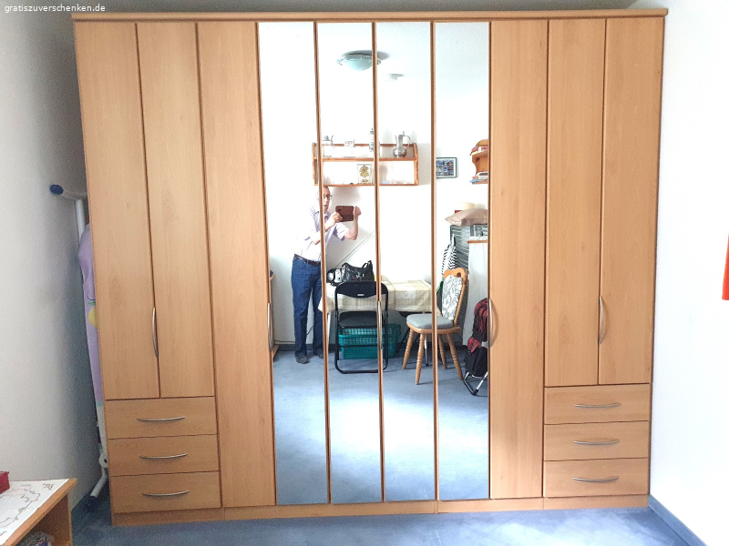Kleiderschrank
