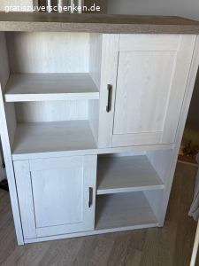 Kommode zu Verschenken. Kommode zu verschenken 

Nur Abholung und muss von der Gallerie noch getragen werden

Geht nur mit 2 Mann

Breite 106

Höhe 135

Tiefe 43